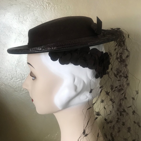 UNIQUE 1930\'s BROWN FELT/STRAW TILT HAT - FELT FLOWERS OVER BAND + LONG VEIL main image 4